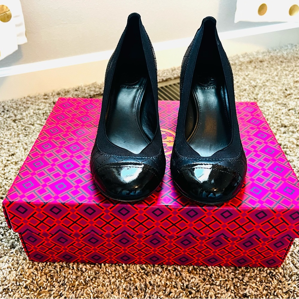 Tory Burch Carrie Quilted Pump, Size 7 - Picture 2 of 8